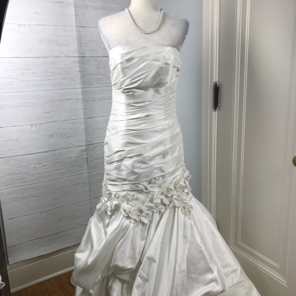 Elegant White Strapless Wedding Dress